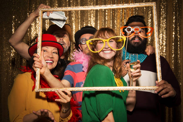 Invités réunis pour une photo de soirée